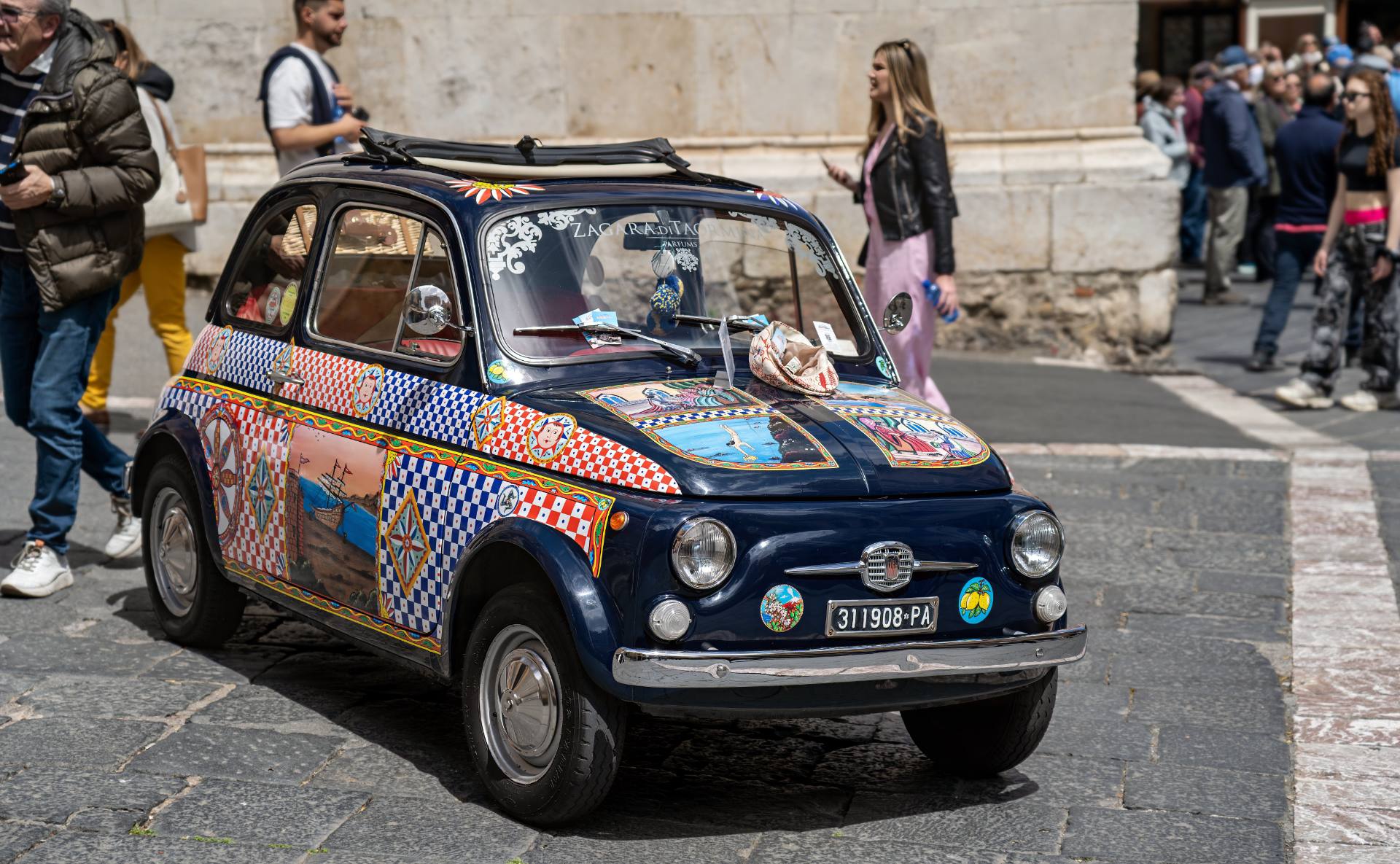 Ein historischer Fiat 500 (auch „Cinquecento“) gebaut von 1957 bis 1975